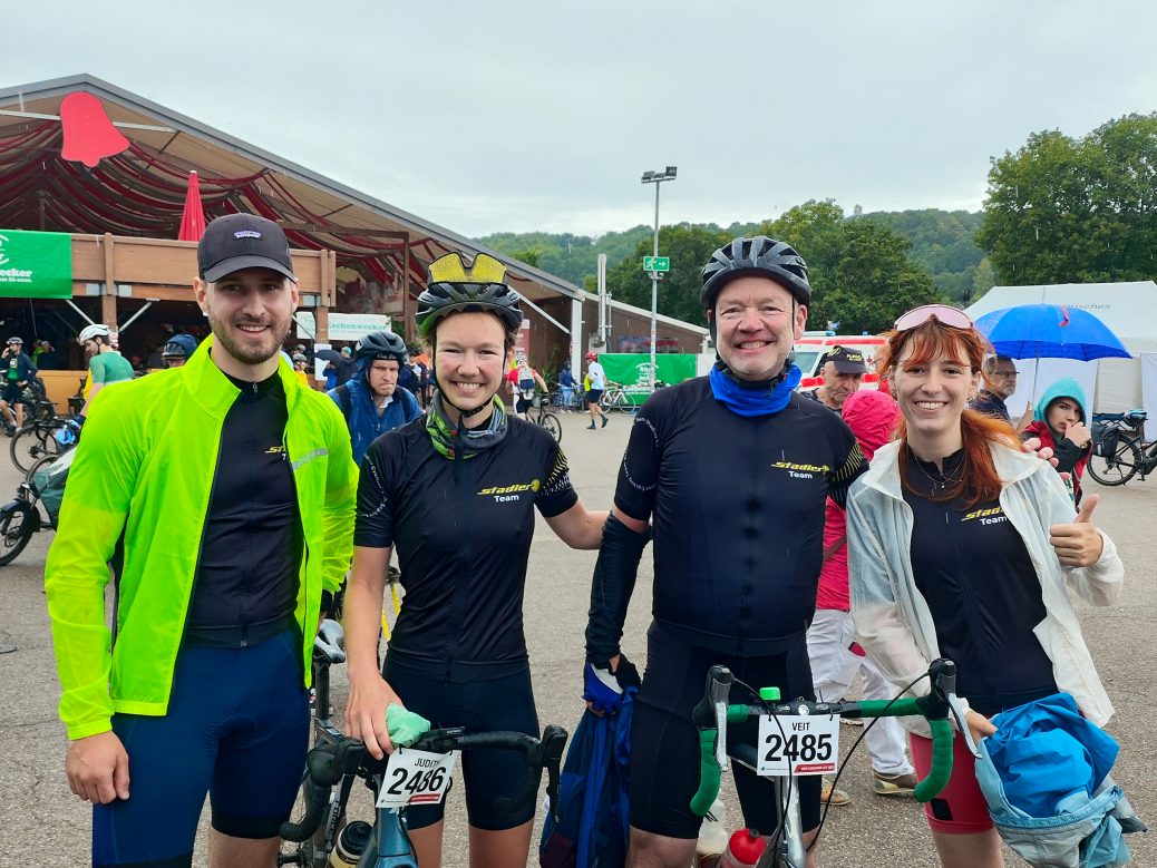 ppm Team beim Arber Radmarathin 2025 in Regensburg – motivierte Teilnehmer:innen mit Fahrrädern und Startnummern trotz Regenwetter beim Radsport-Event.