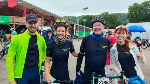 ppm Team beim Arber Radmarathin 2025 in Regensburg – motivierte Teilnehmer:innen mit Fahrrädern und Startnummern trotz Regenwetter beim Radsport-Event.