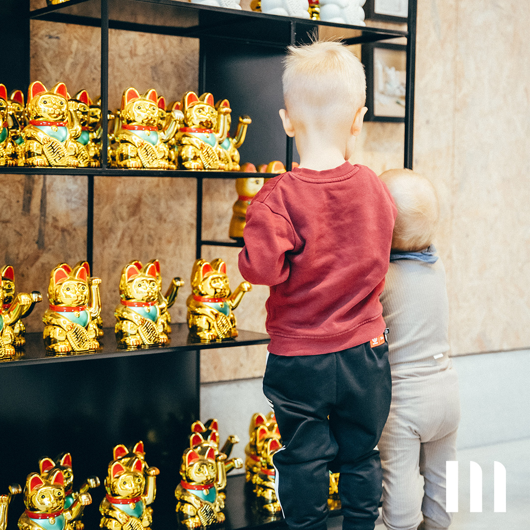 Kinder bestaunen goldene Winkekatzen – liebevolles Detail bei der Halleneröffnung 2025