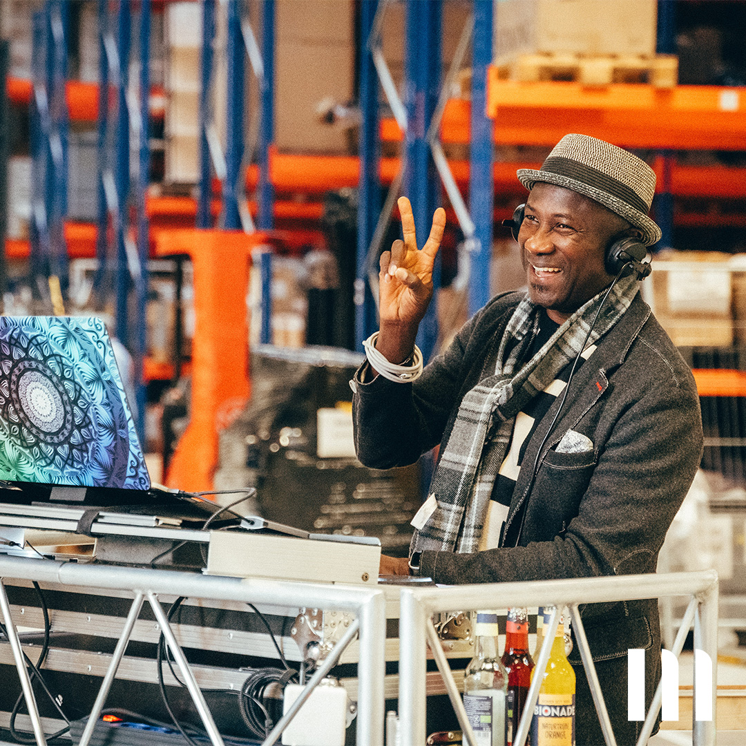 DJ bei der Halleneröffnung 2025 sorgt für gute Stimmung zwischen Hochregalen im modernen Lager