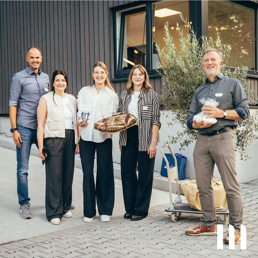 Teamfoto mit Brot, Salz und Olivenbaum als symbolische Geschenke zur Einweihung bei ppm