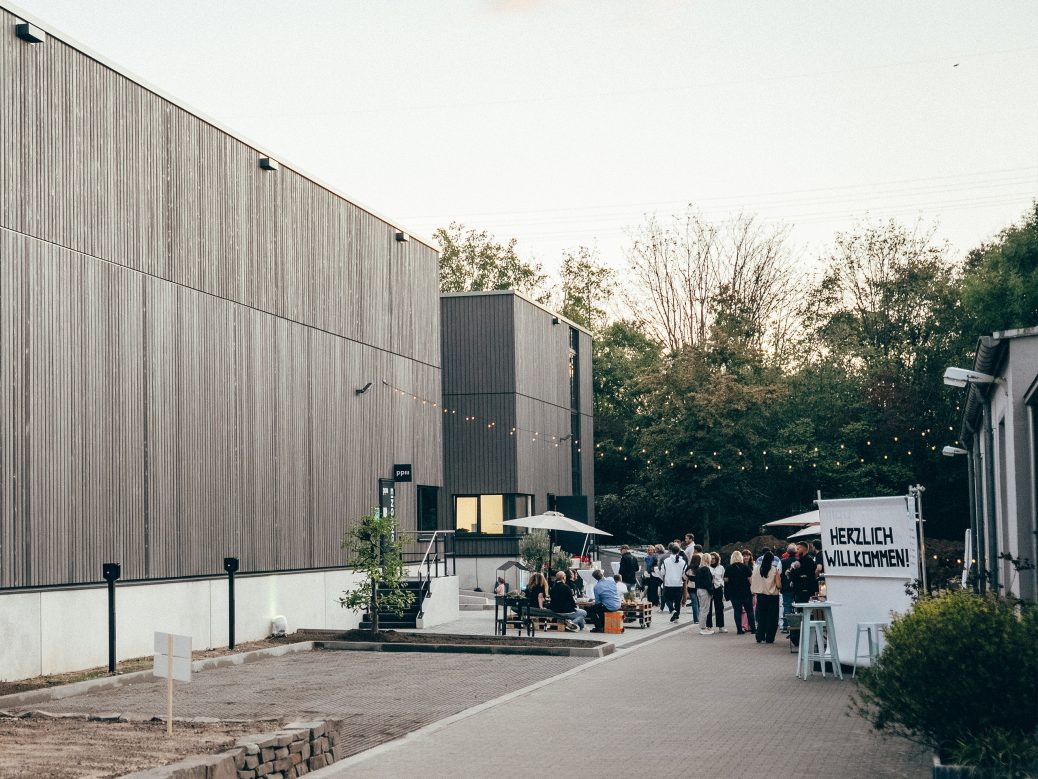 Gäste bei der Eröffnung des neuen ppm-Gebäudes – Event-Atmosphäre im modernen Gewerbebau