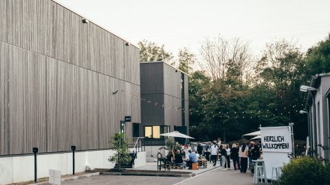 Gäste bei der Eröffnung des neuen ppm-Gebäudes – Event-Atmosphäre im modernen Gewerbebau