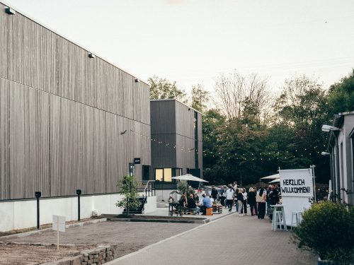 Gäste bei der Eröffnung des neuen ppm-Gebäudes – Event-Atmosphäre im modernen Gewerbebau