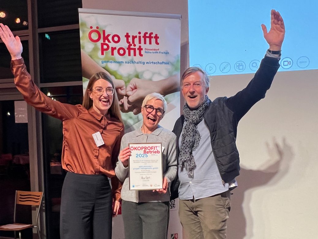jubeln bei der Überreichung der Ökoprofit Urkunde