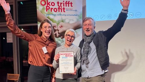 jubeln bei der Überreichung der Ökoprofit Urkunde