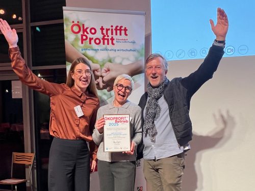 jubeln bei der Überreichung der Ökoprofit Urkunde