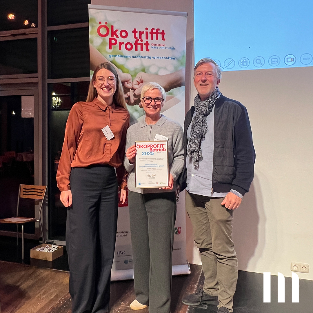 ppm Mitarbeiter auf der Auszeichnungsveranstaltung von Ökoprofit nach Überreichung der Urkunde zur Rezerifizierung