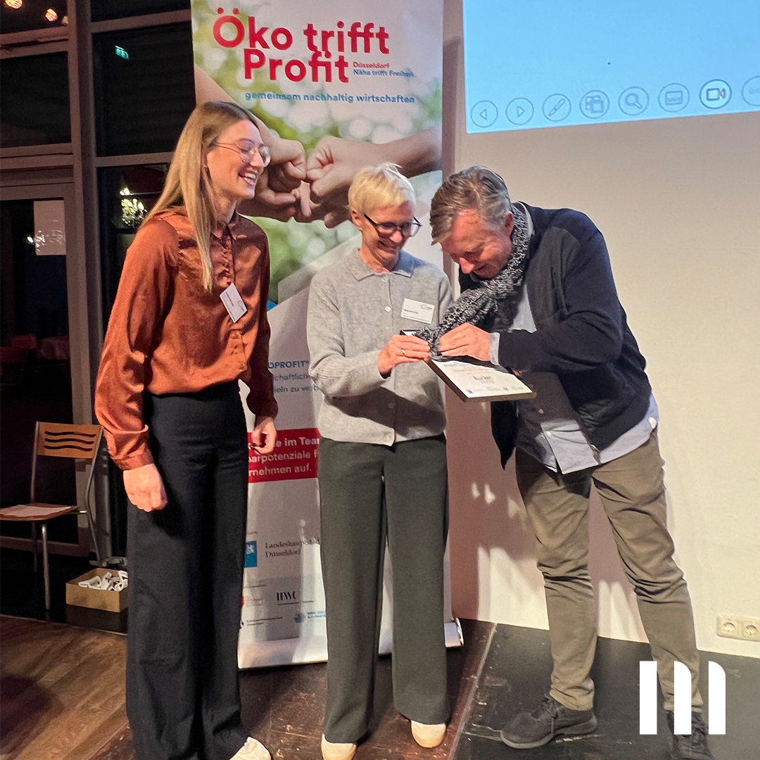 polieren der Ökoprofit Urkunde auf der Auszeichnungsveranstaltung