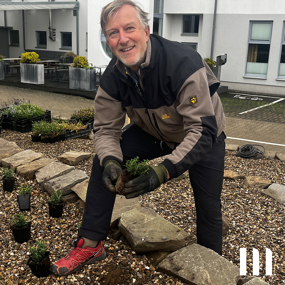 lachender Chef bei Grüner Teamaktion