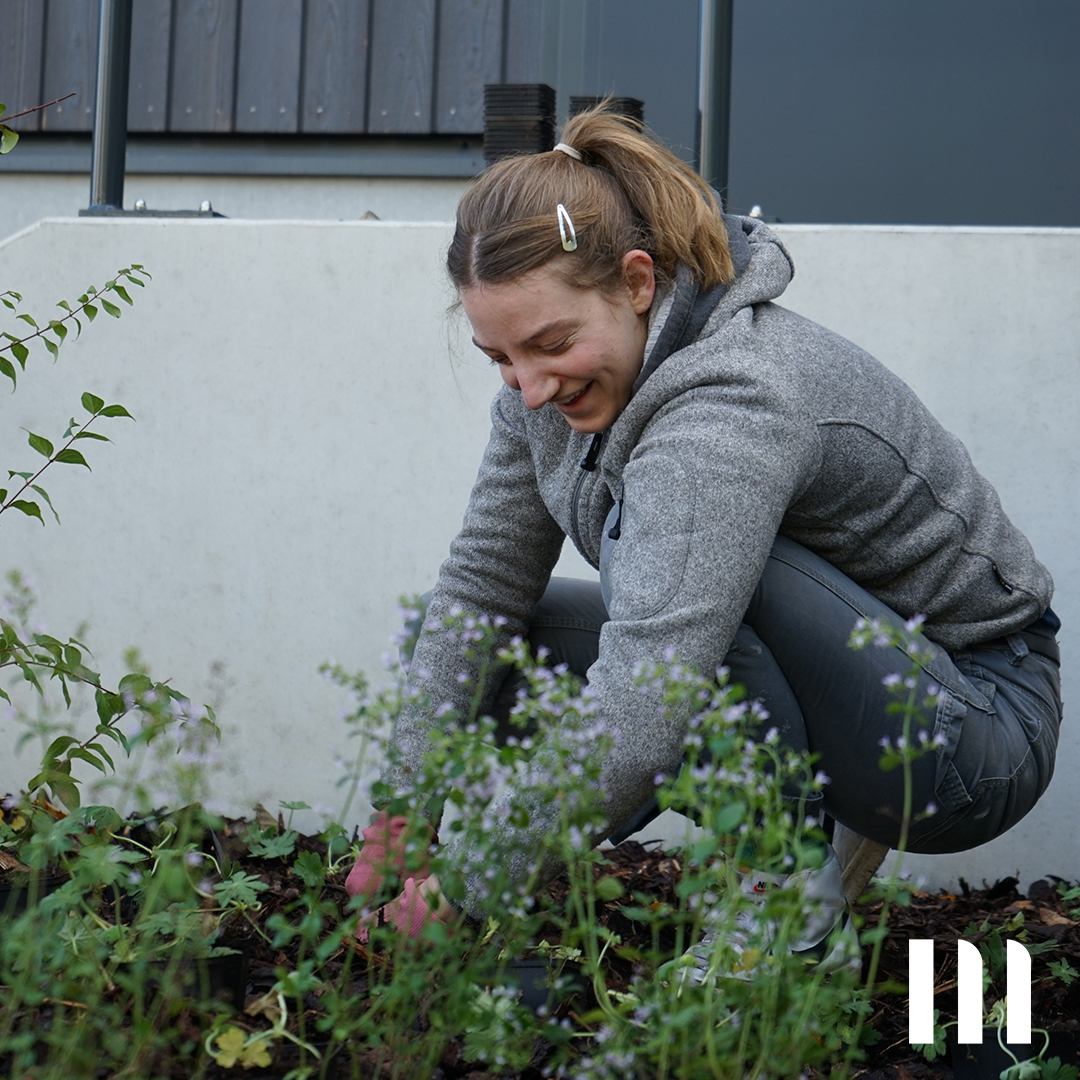 lachende Frau bei Grüner Teamaktion