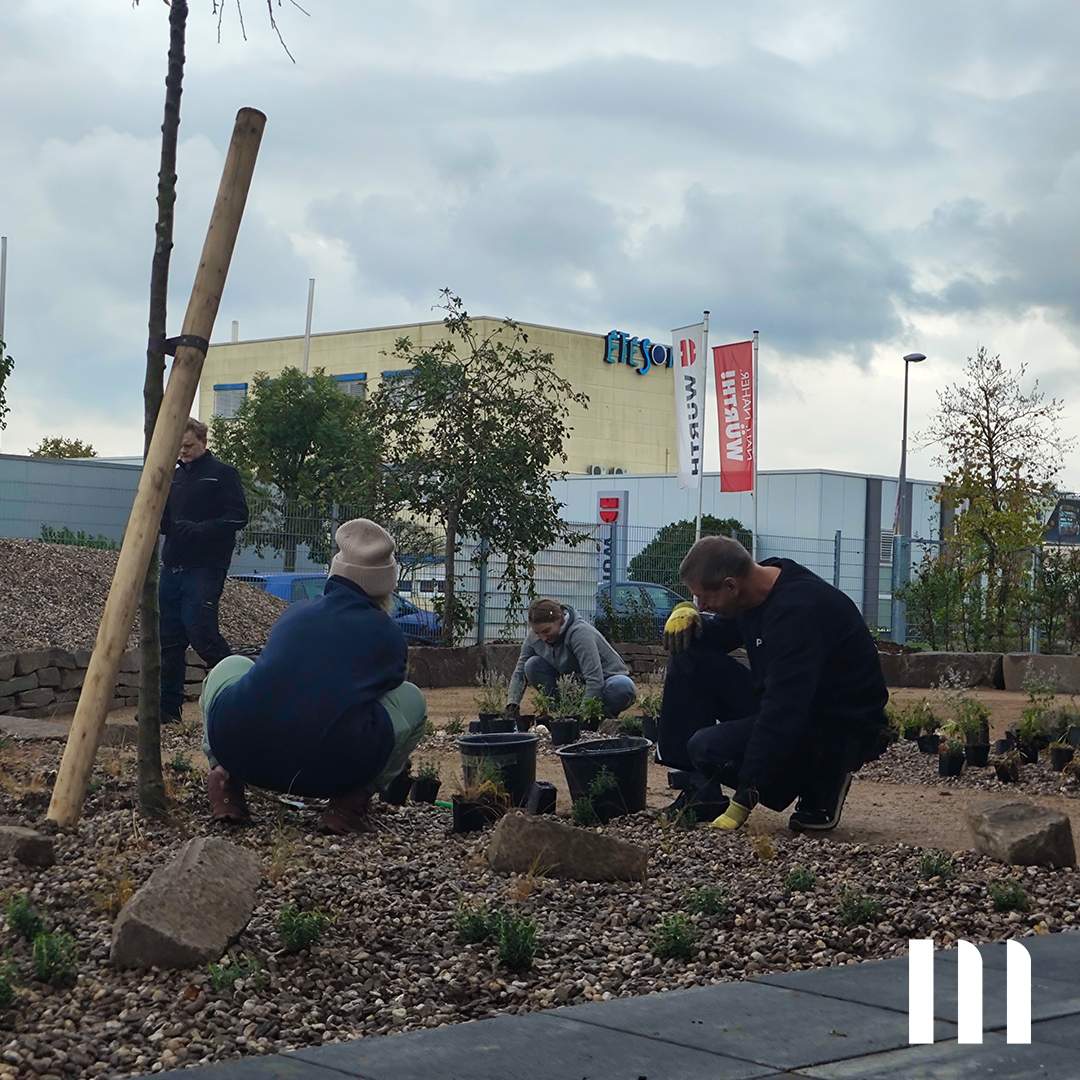 Gruppe von ppm Mitarbeiter:innen bei grüner Teamaktion