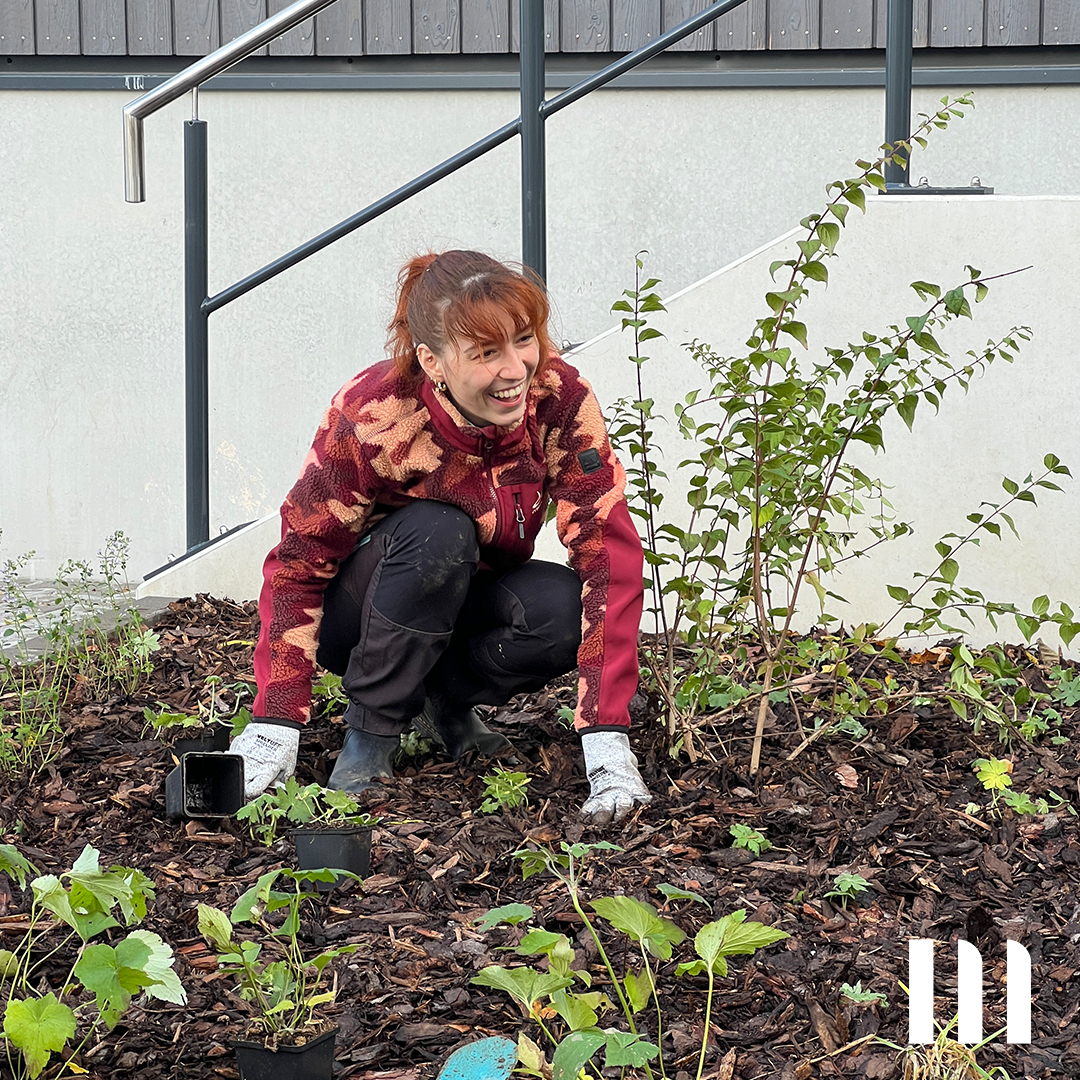 lachende Person bei Grüner Teamaktion