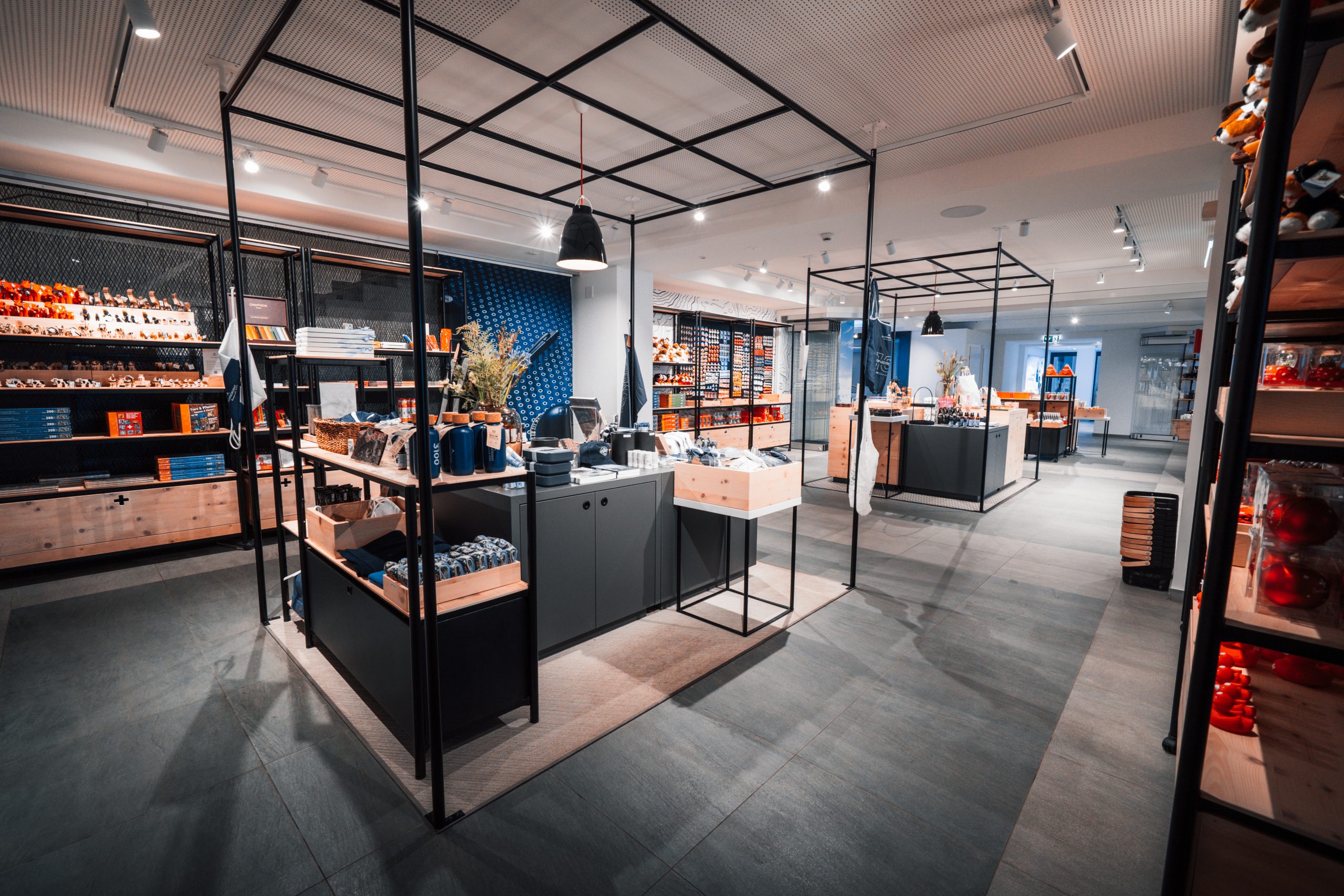 Warenträger als Highlights in der Mitte