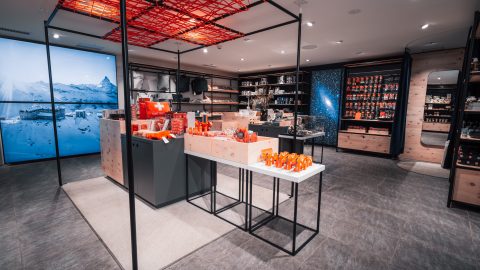 Hinterer Merchandising Bereich mit Schweizer Kreuz aus Seilen an der Decke