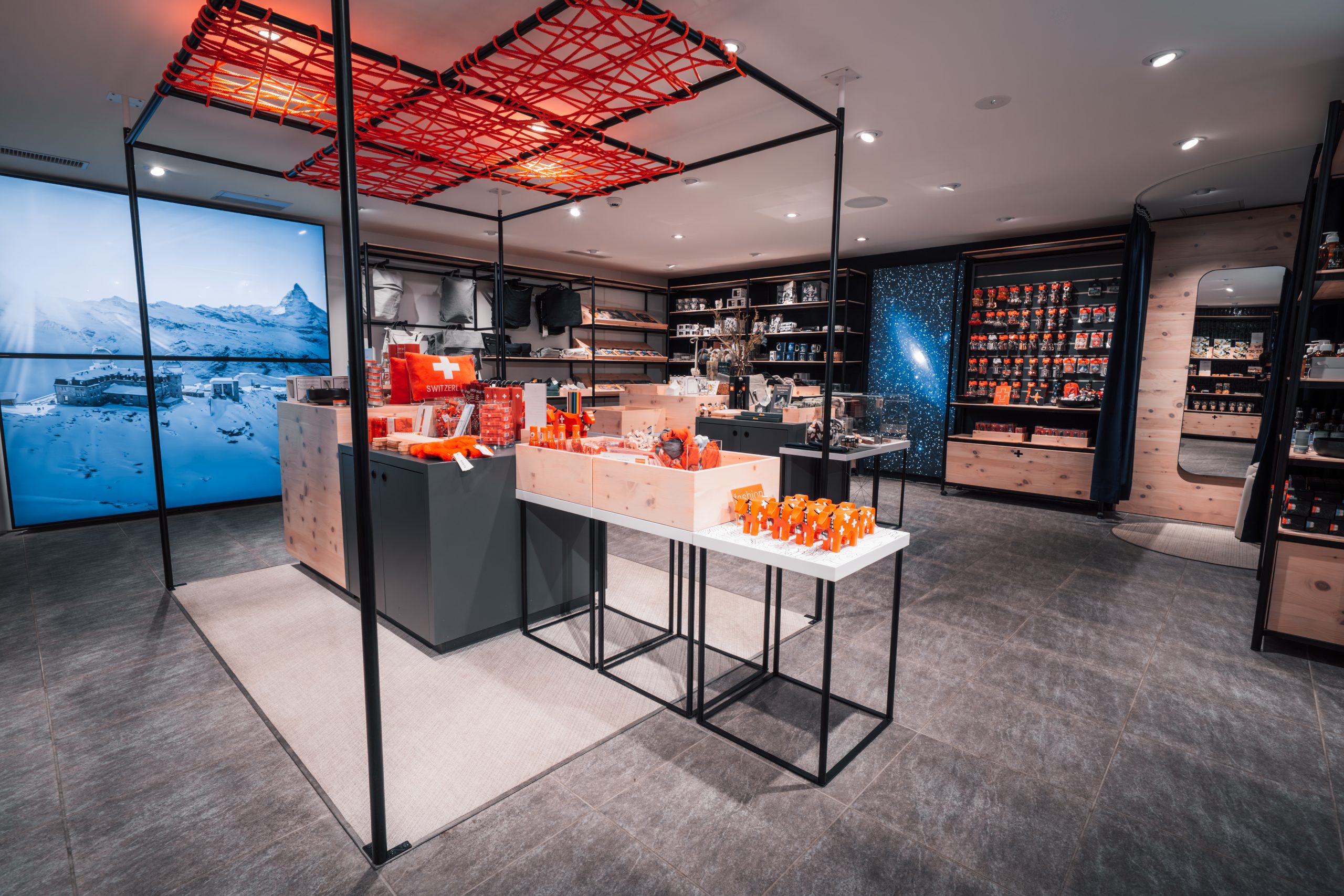 Hinterer Merchandising Bereich mit Schweizer Kreuz aus Seilen an der Decke