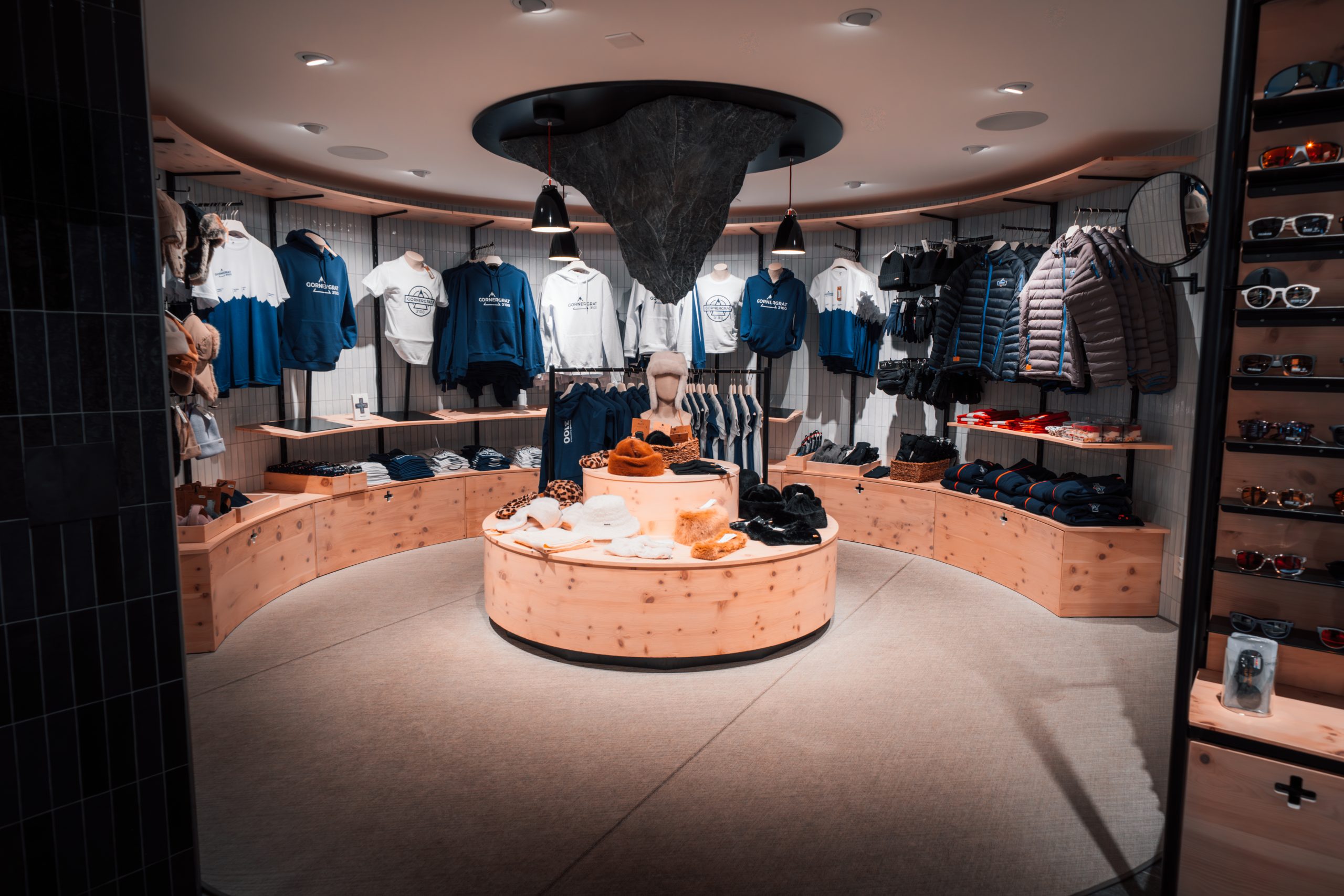 Merchandising Bekleidung mit Matterhorn welches verkehrtherum von der Decke hängt