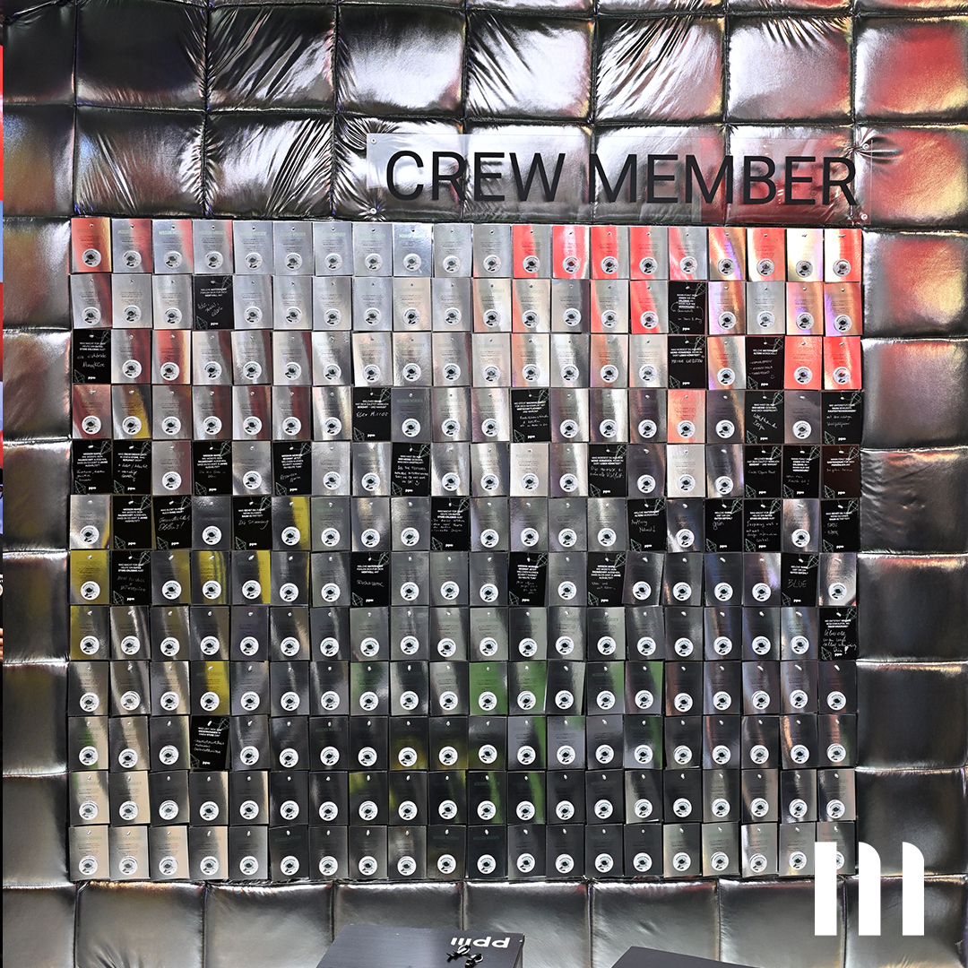 Crew Member werden. Kartenwand mit Buttons und Fragen zum Ausfüllen