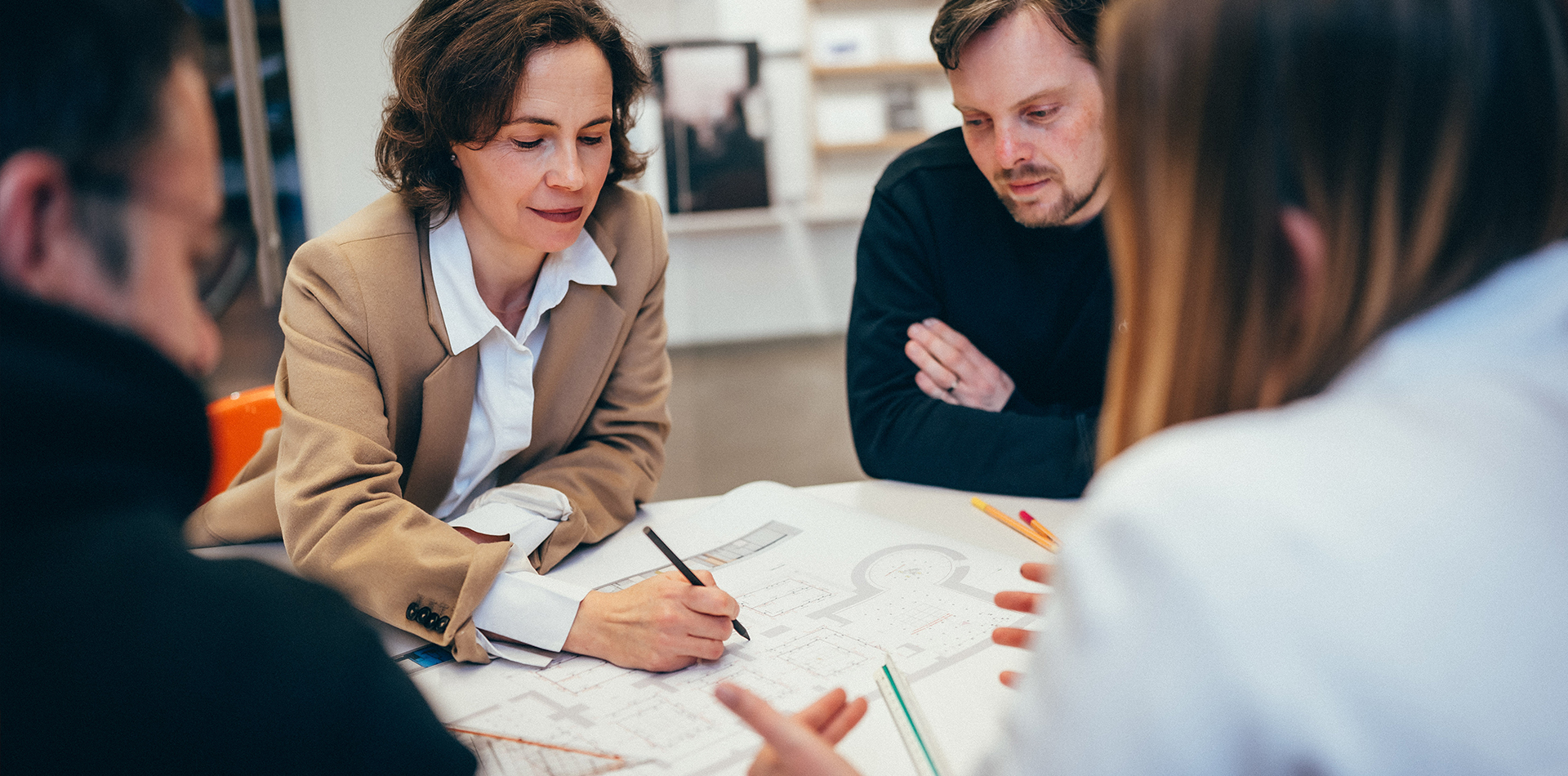 Architekten und Projektteam bei gemeinsamer Planung und Besprechung von Innenraumkonzepten