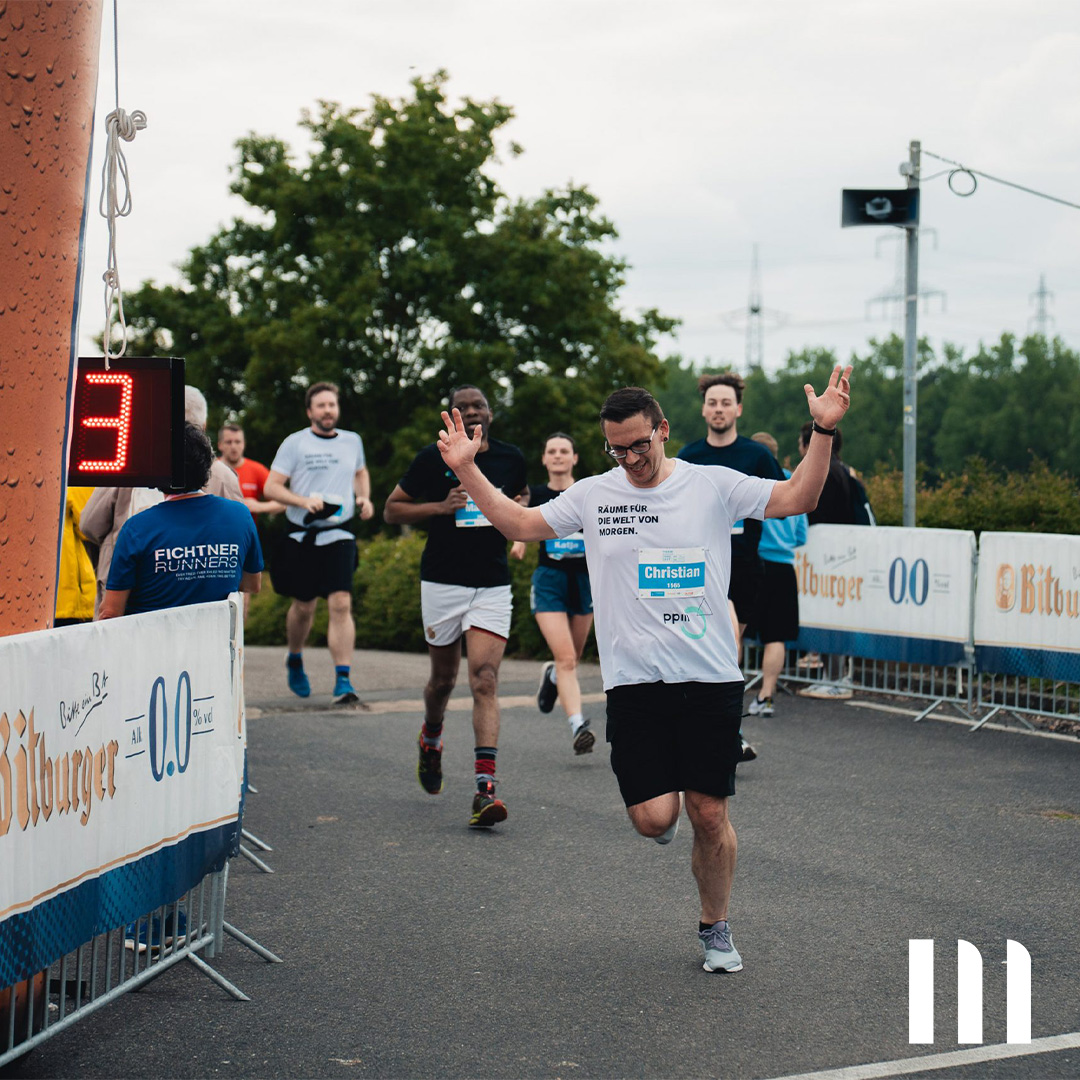 ppm-Mitarbeiter beim Zieleinlauf des Firmenlauf Köln 2026 am Fühlinger See.