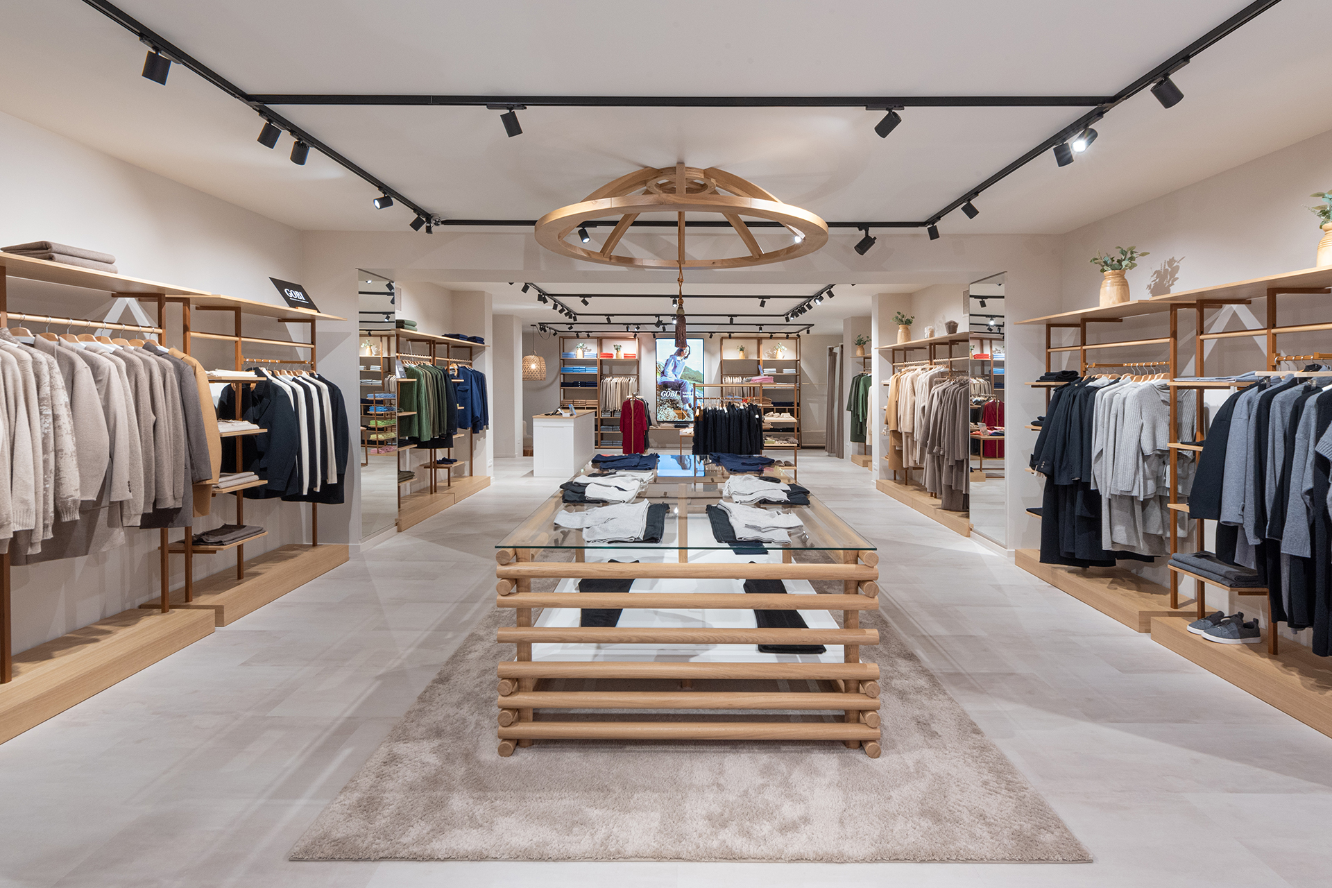 „Hochwertiges Store-Design für GOBI Cashmere mit moderner Modepräsentation und exklusiver Boutique-Atmosphäre