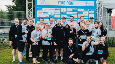 ppm-Team nach dem Firmenlauf Köln 2026 am Fühlinger See beim gemeinsamen Gruppenfoto am Foto-Point.
