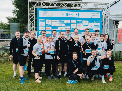 ppm-Team nach dem Firmenlauf Köln 2026 am Fühlinger See beim gemeinsamen Gruppenfoto am Foto-Point.