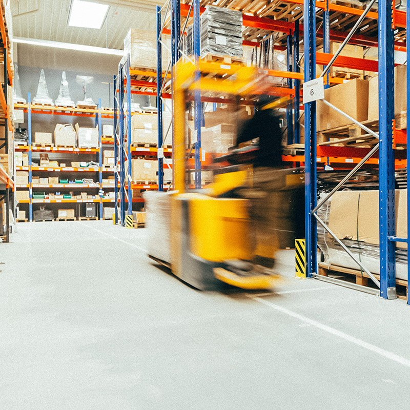 Gabelstapler im modernen Lager mit Regalsystemen und effizienter Logistik