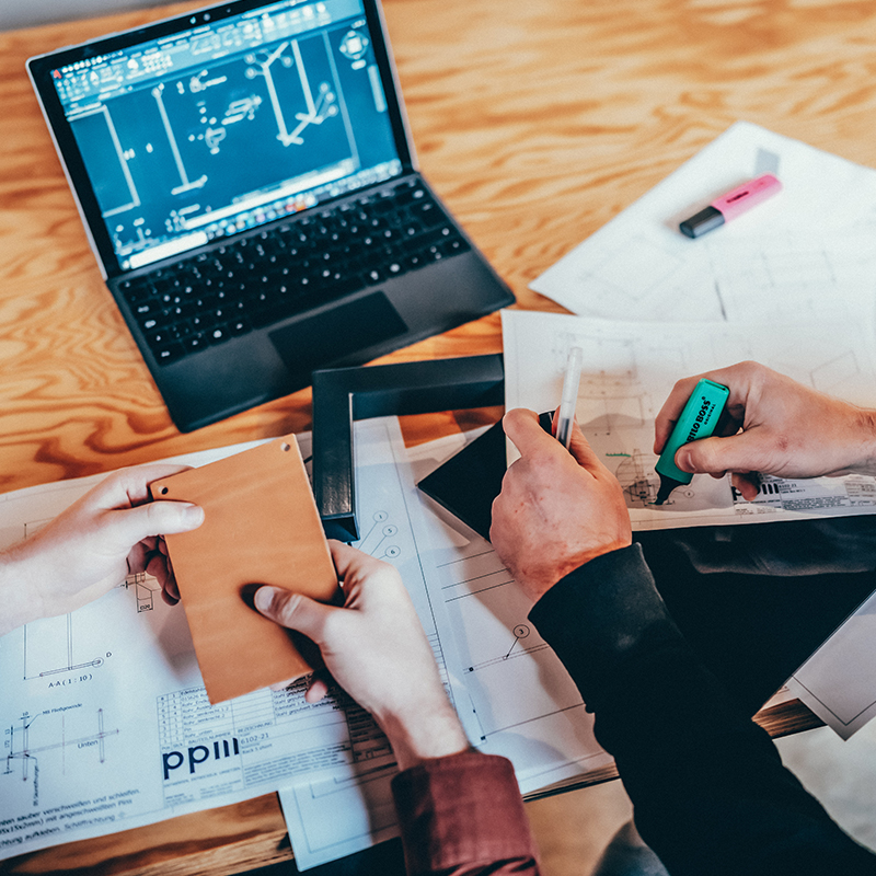 Technische Möbelkonstruktion mit CAD-Planung, Materialmustern und Projektabstimmung
