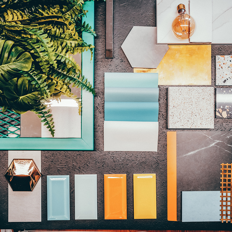 Material- und Farbkonzept für modernes Interior Design mit Fliesen, Oberflächen und Pflanzen