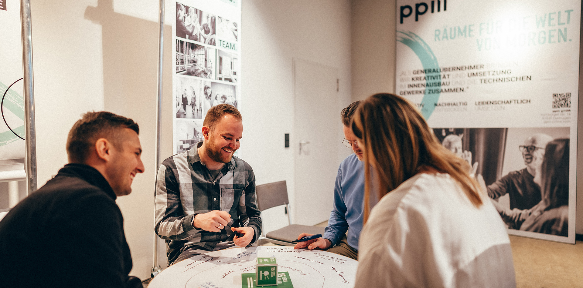 Teamwork und Projektplanung in modernem Büro bei kreativem Workshop-Meeting
