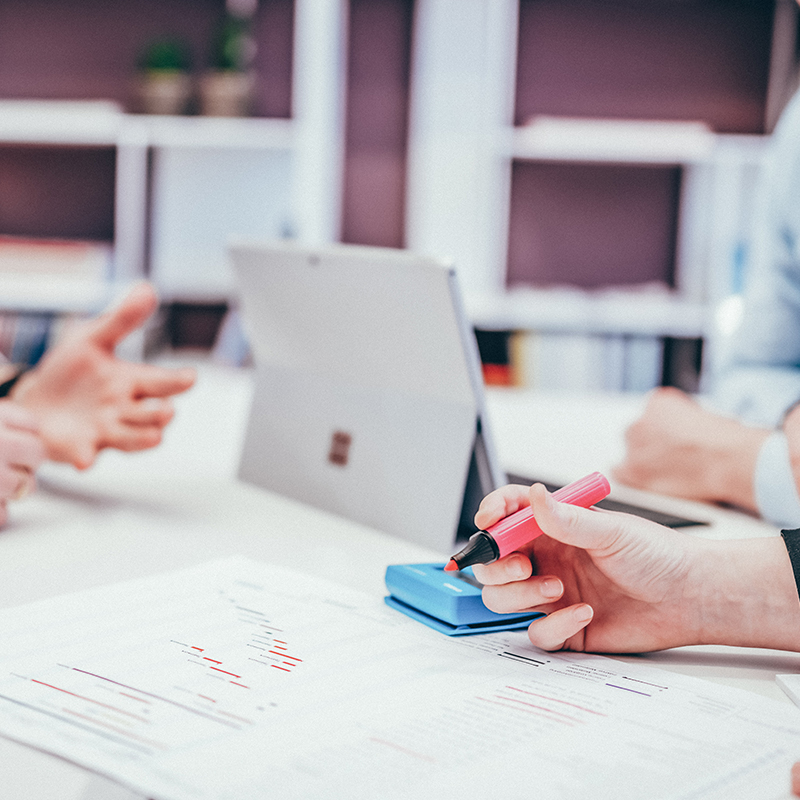 Strategisches Meeting mit Projektanalyse, Planung und digitaler Zusammenarbeit im Bür