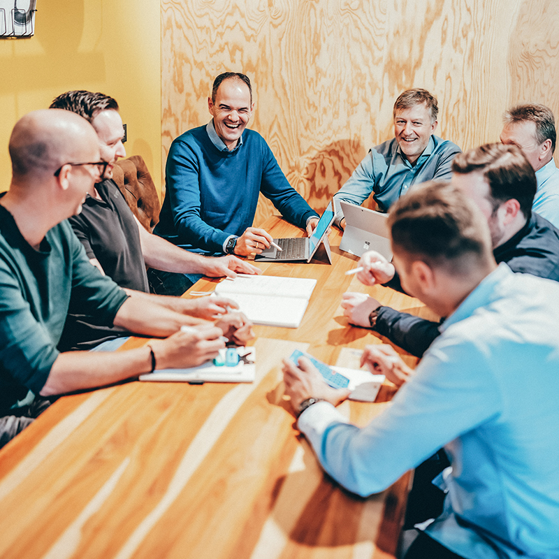 „Motiviertes Teammeeting mit Mitarbeitern in moderner Büro- und Workshop-Atmosphäre